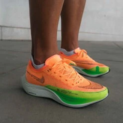 Hardloopschoen Nike ZoomX Vaporfly Next% 2 -Exporteren Rend Sneakers Winkel nike zoomx vaporfly next 2 492654 cu4123 801 960